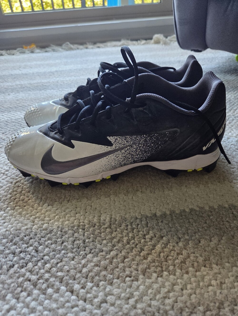 Nike Mens Black & White Soccer Cleats